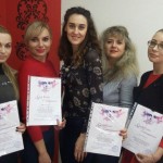 Преподаватель Анастасия Баранова с выпускницами базового курса по наращиванию ресниц - Киев - Студия Beauty Bar